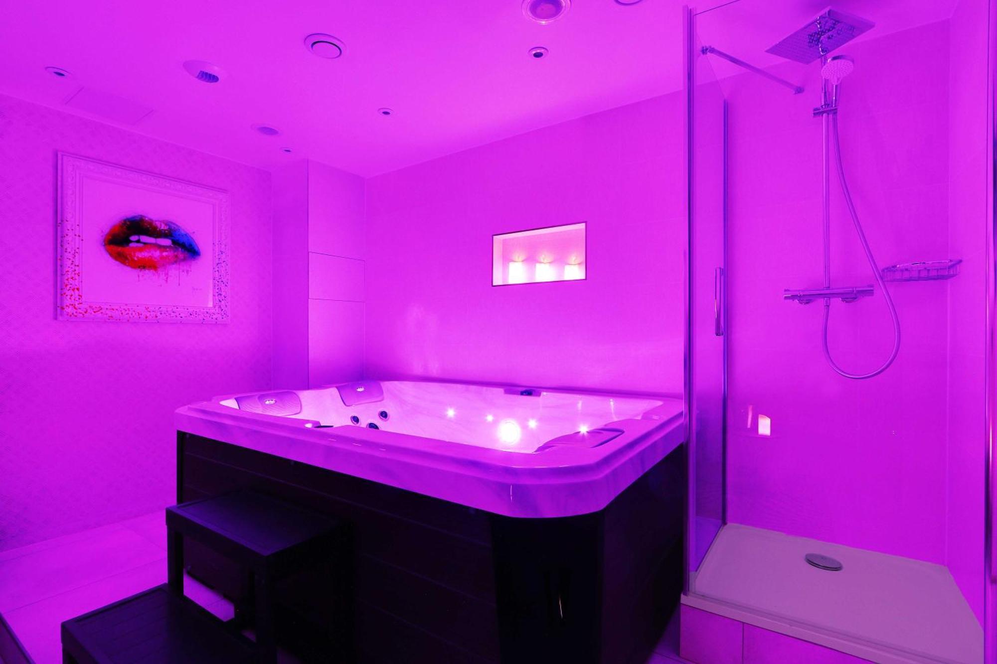 Intimate Apartment With Air Conditioner & Jacuzzi 2Br 6P Montmartre باريس المظهر الخارجي الصورة