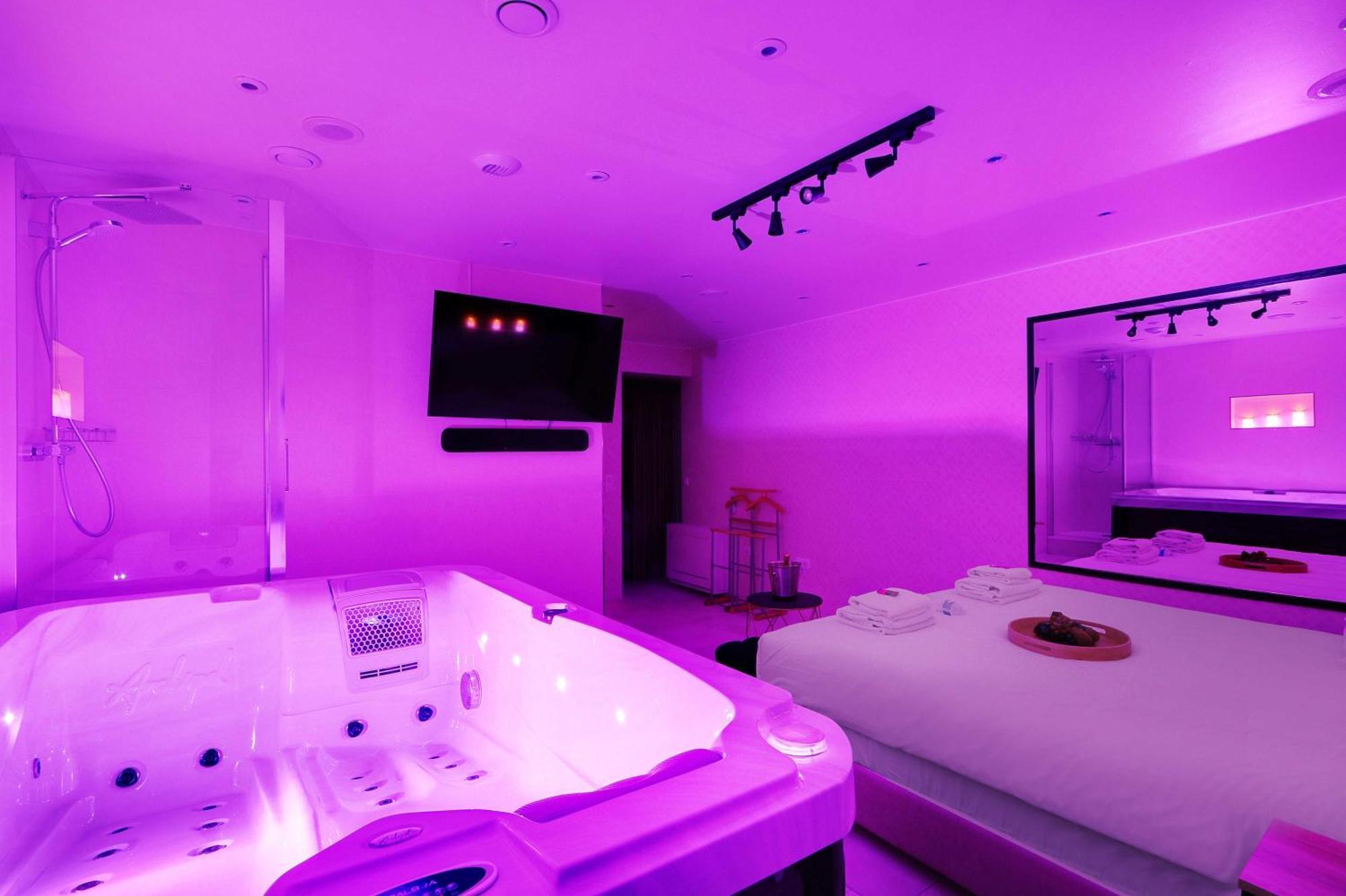 Intimate Apartment With Air Conditioner & Jacuzzi 2Br 6P Montmartre باريس المظهر الخارجي الصورة