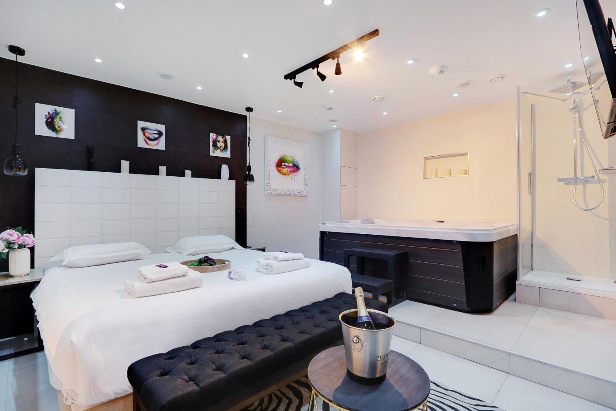 Intimate Apartment With Air Conditioner & Jacuzzi 2Br 6P Montmartre باريس المظهر الخارجي الصورة